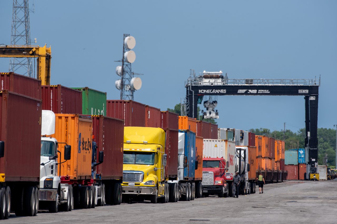 Transloading vs. Intermodal Shipping: Critical Differences for Smarter, Seamless Logistics in 2025 3 Transloading